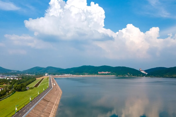 蓝天白云下的云湖