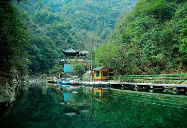 大龙湾碧绿的湖面